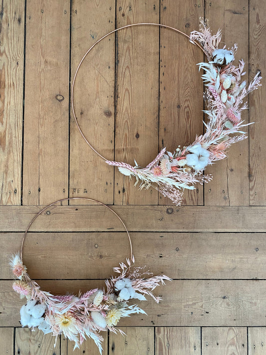 Couronne fleurs séchées en métal doré rose