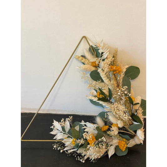 Triangle mural en fleurs séchées