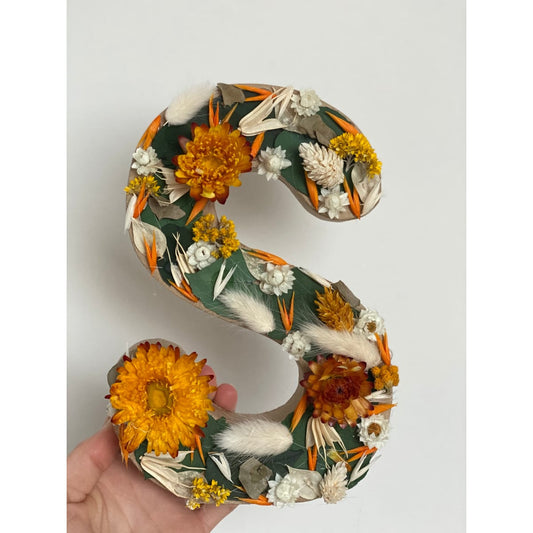 Lettre S en fleurs séchées