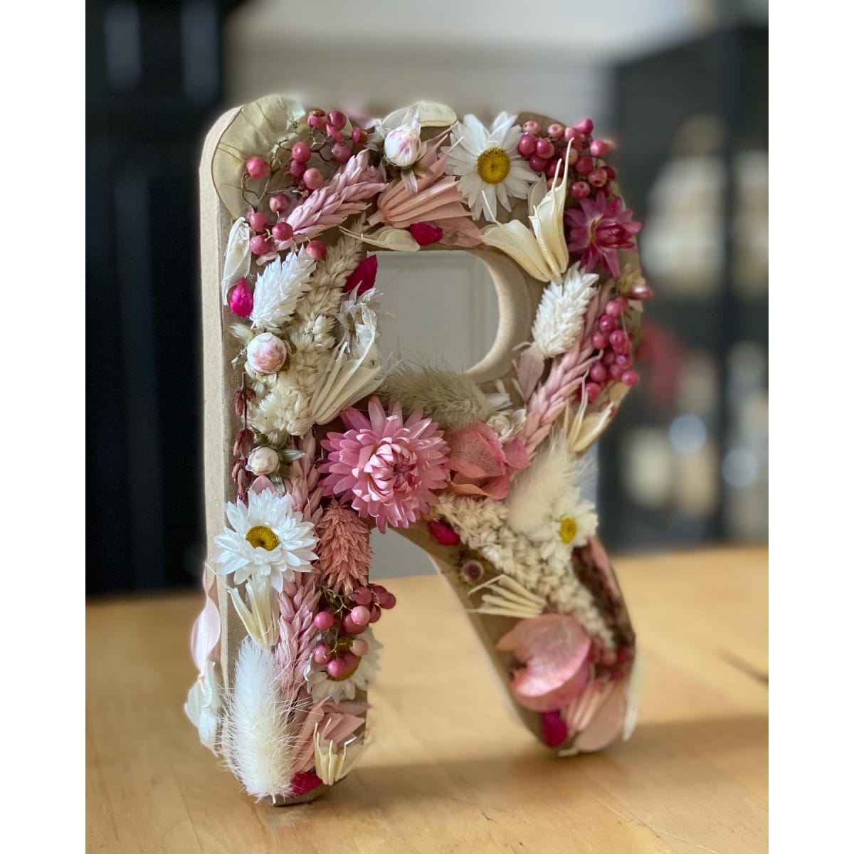 Lettre R en fleurs séchées