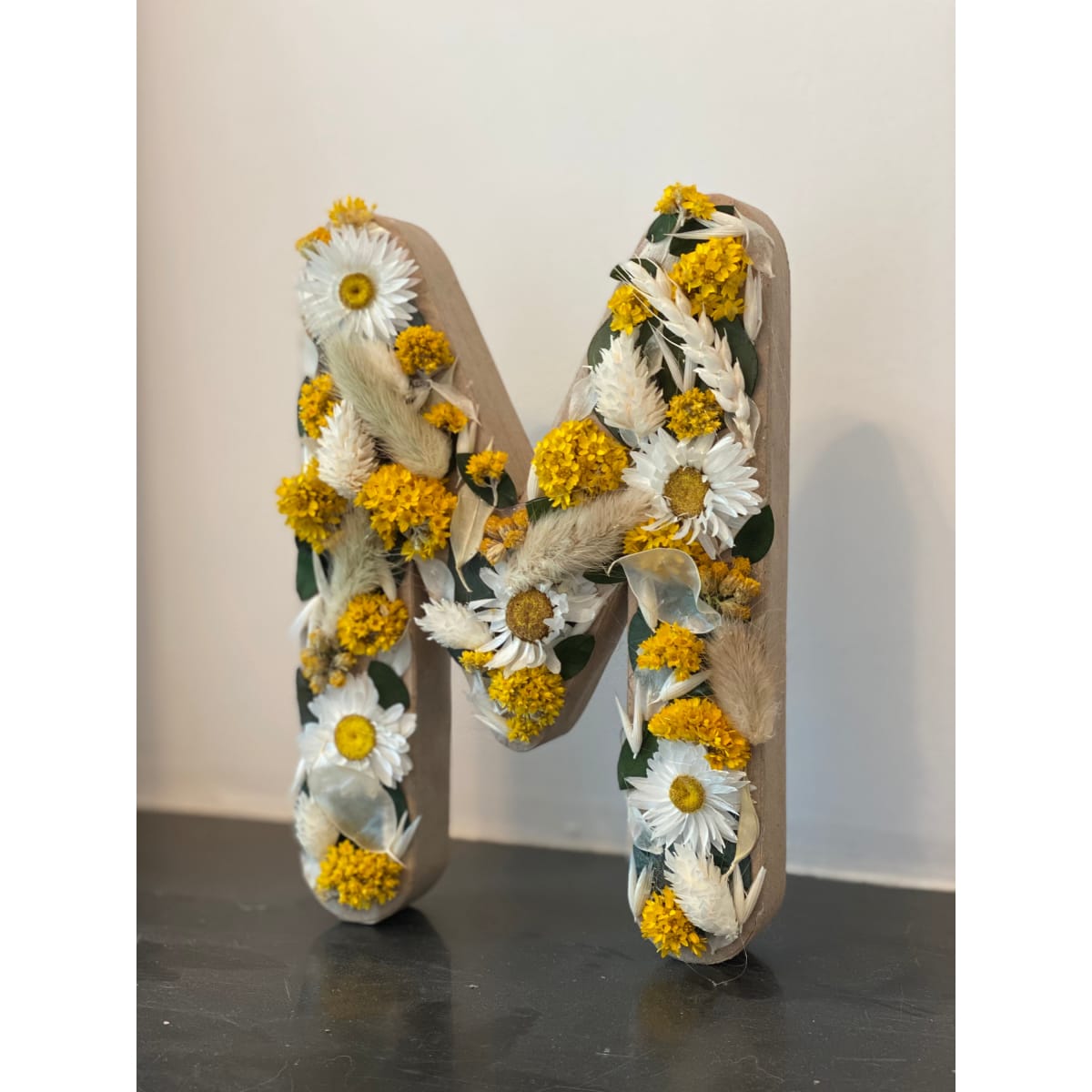 Lettre M en fleurs séchées