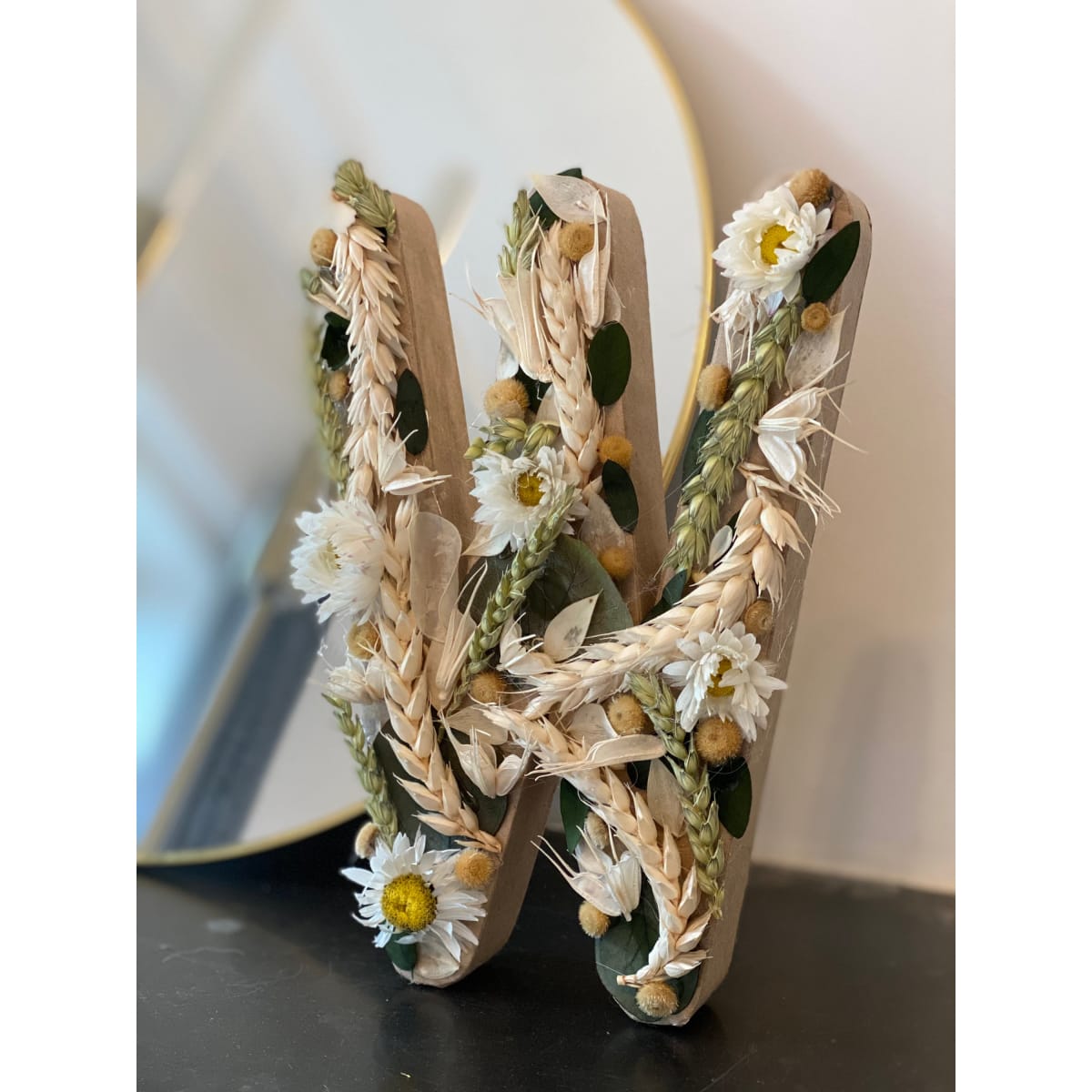 Lettre W en fleurs séchées